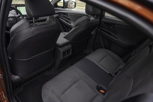 Toyota C-HR Dynamic Limited Edition 57.7 kWh ¤35.995,- RIJKLAAR! Nu ¤2.000,- voordeel! Nu extra scherp geprijsd!