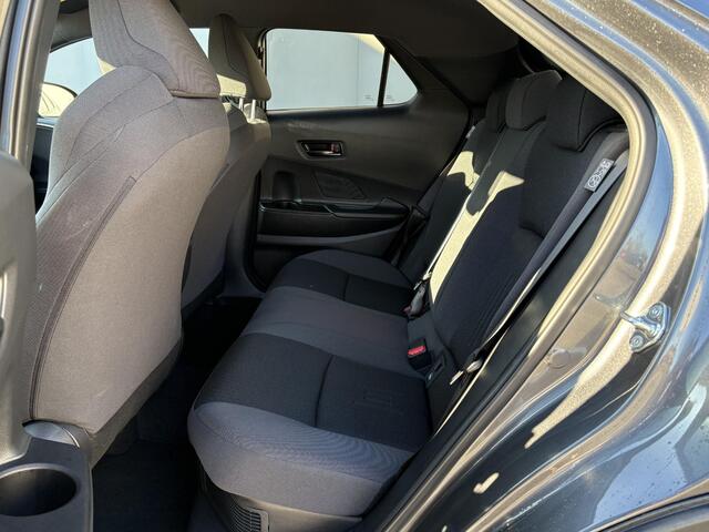 Toyota C-HR 1.8 Hybrid 140 Dynamic / Fabrieksgarantie tot 10 jaar mogelijk / Stuur-, stoel- en voorruitverwarming / Navigatie / Camera / Climate Control / Apple Carplay/Android auto / 18" LM wielen /