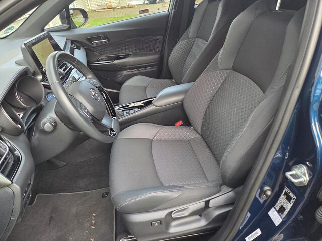 Toyota C-HR 2.0 Hybrid Dynamic / Afneembare Trekhaak / Stoel & stuur verwarming / Achteruitrijcamera / Dode Hoek Detectie / Apple Carplay & Android Auto / Climate Control / Navigatie / Parkeersensoren /