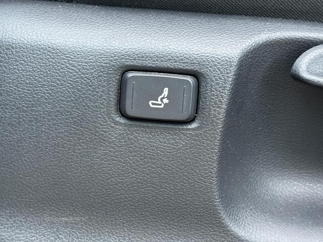 Toyota C-HR 1.8 Hybrid First Edition **NAVIGATIE/ TREKHAAK/ DODEHOEK DETECTIE/ STOELVERWARMING/ 36 MAANDEN GARANTIE**