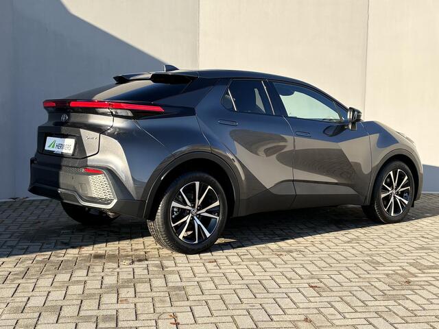 Toyota C-HR 1.8 Hybrid 140 Dynamic Automaat / Fabrieksgarantie tot 10 jaar mogelijk / Stuur-, stoel- en voorruitverwarming / Navigatie / Camera / Climate Control / Apple Carplay/Android auto / 18" LM wielen /
