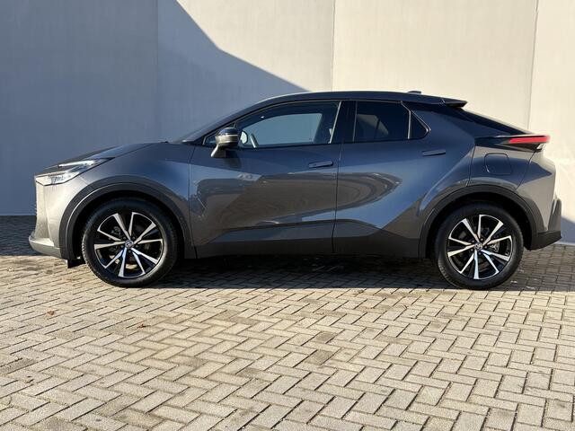 Toyota C-HR 1.8 Hybrid 140 Dynamic Automaat / Fabrieksgarantie tot 10 jaar mogelijk / Stuur-, stoel- en voorruitverwarming / Navigatie / Camera / Climate Control / Apple Carplay/Android auto / 18" LM wielen /