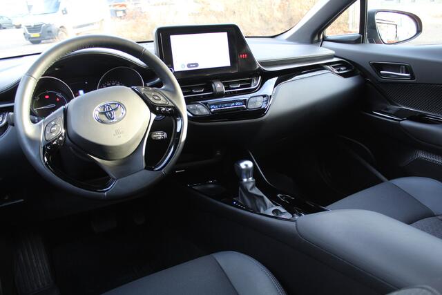 Toyota C-HR 1.8 Hybrid Dynamic Plus Bi-Tone | Rijklaar | Stoel-/stuurverw. | Blind Spot | LED | Apple/Android | Keyless | Parkeersens. v+a