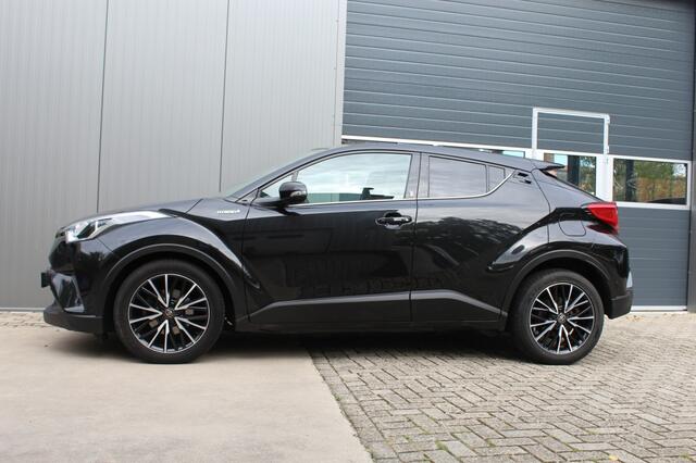 Toyota C-HR 1.8 Hybrid Team D Pearl Black / PDC / BSM