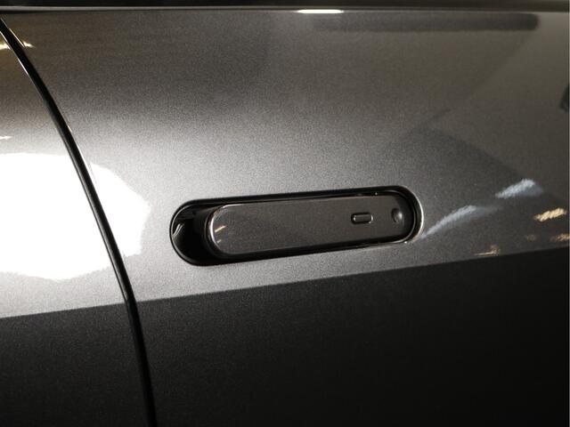 Toyota C-HR 1.8 Hybrid 140 First Edition | 12,3" scherm | Elektrische achterklep | 360 camera |