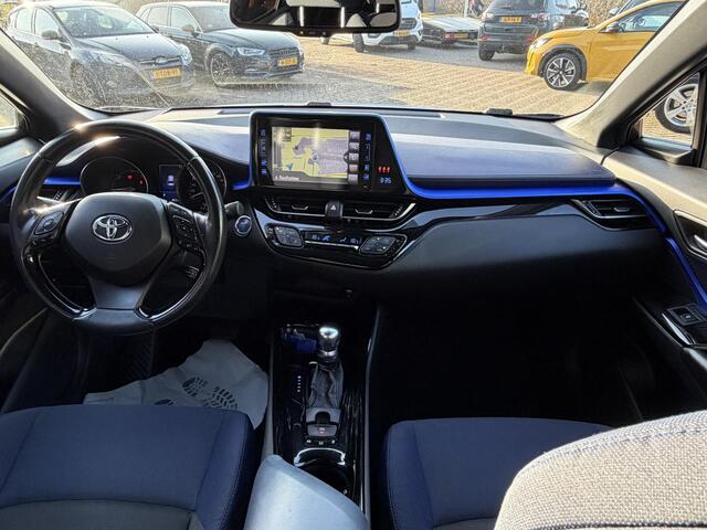 Toyota C-HR 1.8 Hybrid Bi-Tone AUTOMAAT | APPLE CARPLAY | CAMERA | NAVIGATIE | AIRCO/EC | CRUISECONTROL | PARKEERSENSOREN | TREKHAAK | DAB RADIO | LED VERLICHTING | STOELVERWARMING |