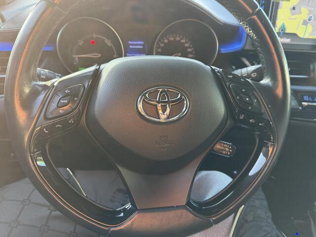 Toyota C-HR 1.8 Hybrid Bi-Tone AUTOMAAT | APPLE CARPLAY | CAMERA | NAVIGATIE | AIRCO/EC | CRUISECONTROL | PARKEERSENSOREN | TREKHAAK | DAB RADIO | LED VERLICHTING | STOELVERWARMING |