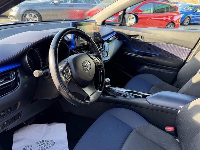 Toyota C-HR 1.8 Hybrid Bi-Tone AUTOMAAT | APPLE CARPLAY | CAMERA | NAVIGATIE | AIRCO/EC | CRUISECONTROL | PARKEERSENSOREN | TREKHAAK | DAB RADIO | LED VERLICHTING | STOELVERWARMING |