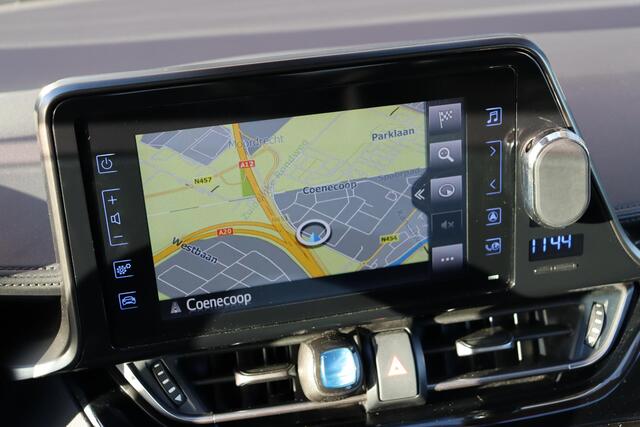 Toyota C-HR 1.8 Hybrid Active, Trekhaak, Airco, Cruise control Navigatie, Parkeercamera, Stuurwielbediening.