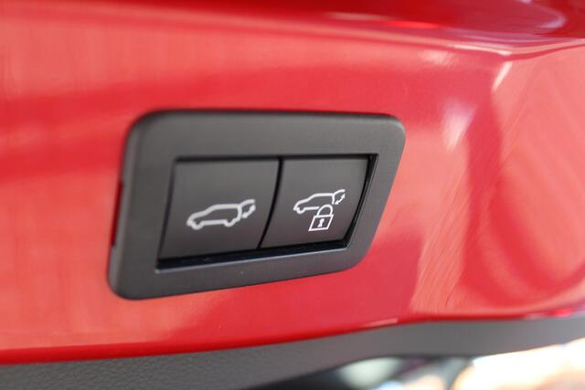 Toyota C-HR 1.8 Hybrid 140 First Edition Bi-Tone | Rijklaar | Apple/Android | Navi | Stoel-/Stuurverwarming | Dodehoekdetectie | Camera | Keyless | LED