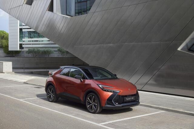 Toyota C-HR 1.8 Hybrid 140 Active ¤33.650,- RIJKLAAR! Nu ¤2.645,- voordeel! Nu extra scherp geprijsd!