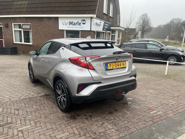 Toyota C-HR 1.8 Hybrid Executive TREKHAAK STOELVERWARMING CAMERA ZWARTE HEMEL