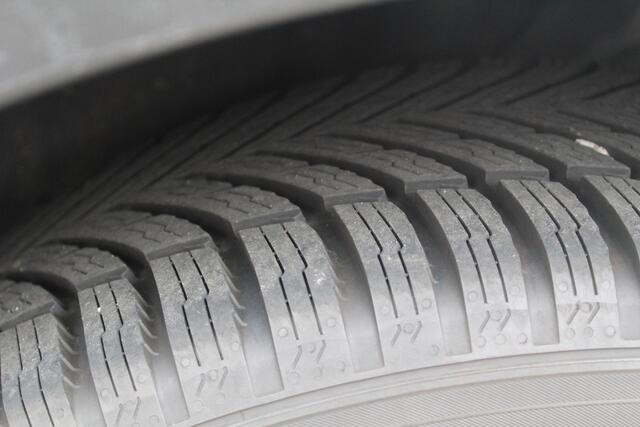 Toyota C-HR 1.8 Hybrid 140 First Edition All weather banden l Stuur + Stoel verwarming l Dodehoek sensor l Navi l Apple/ Android carplay l Adaptief cruise controll Lane Assist