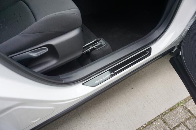 Toyota C-HR 2.0 Plug-in Hybrid 220 Dynamic |Navi|Carplay|PDC V+A|Dodehoek|E.a.klep|Stoel en stuur verw.|Camera|Bi-Tone|