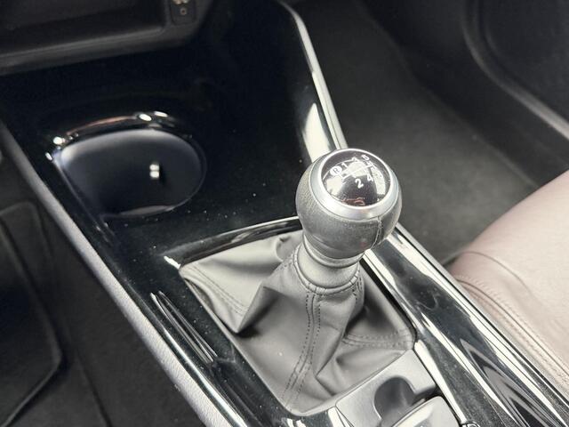 Toyota C-HR 1.2 Executive | Navigatie | Cruise Control | Stoelverwarming | Parkeersensoren Voor en Achter |