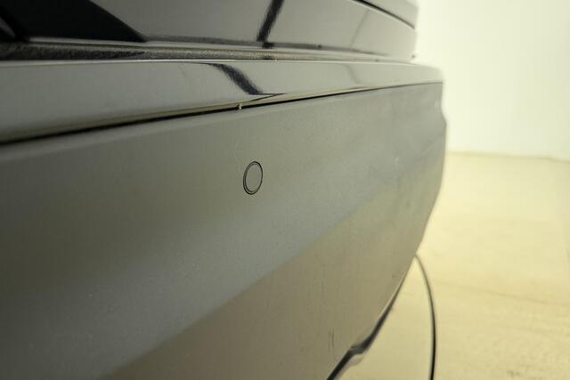 Toyota C-HR 1.8 Hybrid Executive | Navigatie | Climate Control | Stoelverwarming | Verwarmde voorruit | Verwarmd stuurwiel | Afneembare trekhaak | Camera | Keyless Entry & Start | Lederen bekleding