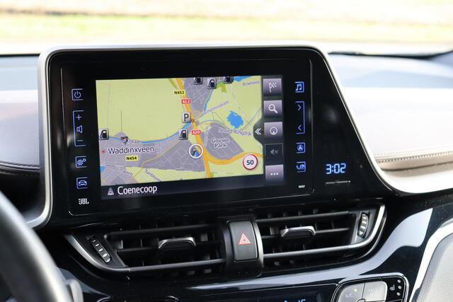 Toyota C-HR 1.8 Hybrid Premium, Trekhaak, BSM, JBL, Stoelverwarming, Stuurverwarming, Parkeersensoren.