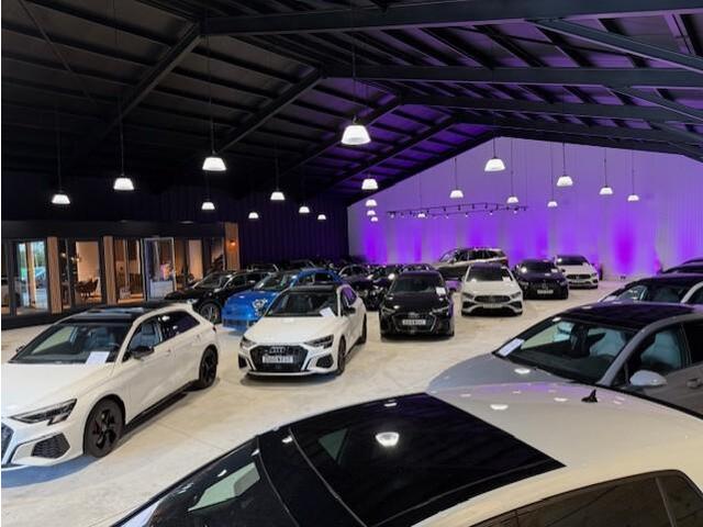 Toyota C-HR 1.8 Hybrid Executive | Leer | JBL | Camera Led | Afneembare Trekhaak | Bi-Tone