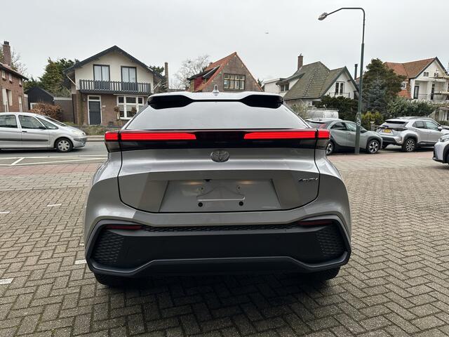 Toyota C-HR 2.0 Plug-in Hybrid 220 Dynamic Toyota navigatie / incl. winterbandenset / Apple Carplay / Android Auto / parkeersensoren voor en achter / adaptive cruise control / stoel- en stuurwielverwarming / parkeercamera / Toyota 10 jaar garantie programma / Toyota