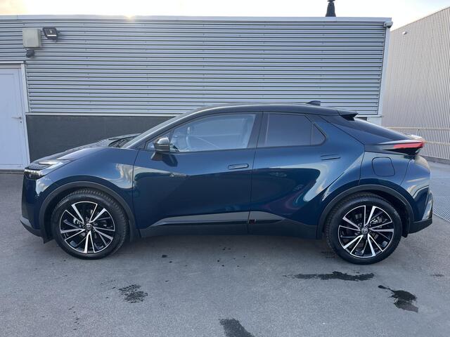 Toyota C-HR 1.8 Hybrid 140 Executive Auto vol luxe met zeer lage KM stand! Dodehoekdetectie, camera, cruise control, stoelverwarming, NL-auto, automaat!