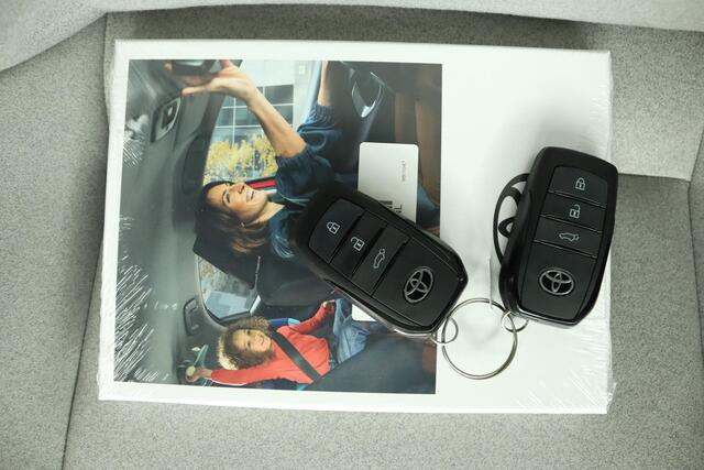 Toyota C-HR Executive AWD 77 kWh | Panoramadak | JBL Audio | 20" velgen | Electrisch verstelbare stoelen | 360 graden camera |