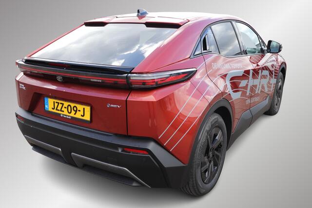 Toyota C-HR First Edition 77 kWh Demovoordeel!, 607 (WLTP), Elec. Achterklep, Sensoren, Camera!