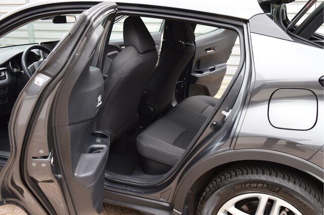 Toyota C-HR 1.8 Hybrid Active O.a: Adaptive cruise, Clima, Dab, 17 Inch L.M. met all-season, Carplay, Camera, Etc.. Rijklaar! All-in prijs!