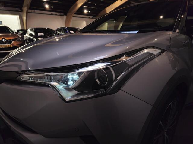 Toyota C-HR 1.8 Hybrid Style Bi-Tone - Stoelverwarming - Adaptive Cruise - Dodehoekdetectie - JBL Audio