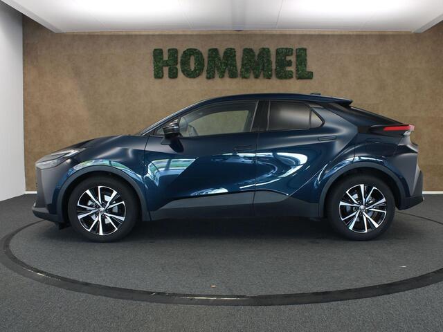 Toyota C-HR 1.8 Hybrid 140 First Edition - ORIGINEEL NEDERLANDSE AUTO - AFKOMSTIG VAN 1E EIGENAAR - ELEKTRISCHE ACHTERKLEP - 360 GRADEN CAMERA - DODEHOEK DETECTIE - PARKEERASSISTENT - PARKEERSENSOREN VOOR/ ACHTER - 18 INCH LICHT METALEN VELGEN- NAVIGATIE - APPLE CARP