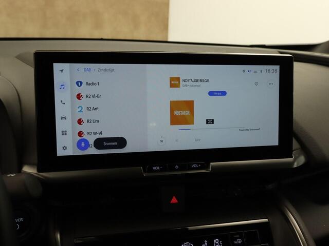 Toyota C-HR 1.8 Hybrid 140 Dynamic - NAVIGATIE - CAMERA - CLIMATE CONTROL - PARKEERSENSOREN VOOR/ ACHTER - DONKER GETINTE RAMEN ACHTER - APPLE CARPLAY/ ANDROID AUTO - 18 INCH LICHT METALEN VELGEN - DRAADLOZE TELEFOONLADER- KEYLESS ENTRY/ START