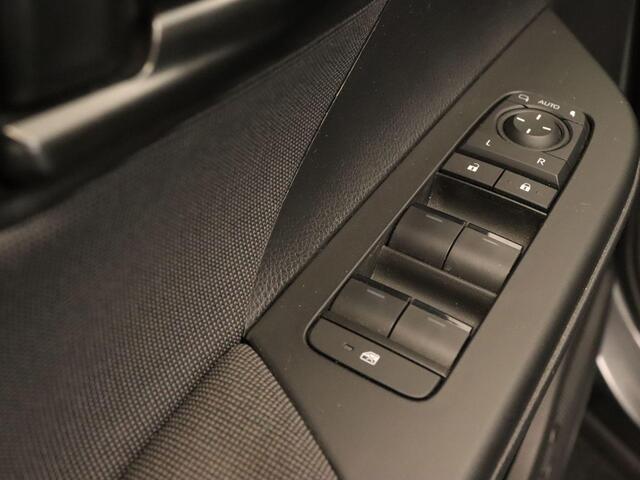 Toyota C-HR 1.8 Hybrid 140 Dynamic - NAVIGATIE - CAMERA - CLIMATE CONTROL - PARKEERSENSOREN VOOR/ ACHTER - DONKER GETINTE RAMEN ACHTER - APPLE CARPLAY/ ANDROID AUTO - 18 INCH LICHT METALEN VELGEN - DRAADLOZE TELEFOONLADER- KEYLESS ENTRY/ START