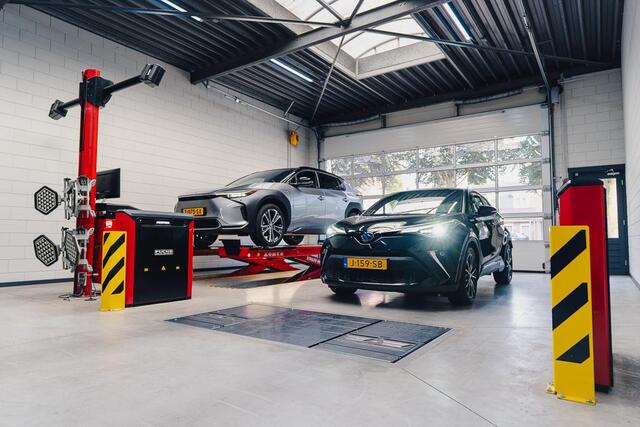 Toyota C-HR 1.8 Hybrid Lounge All-in prijs!