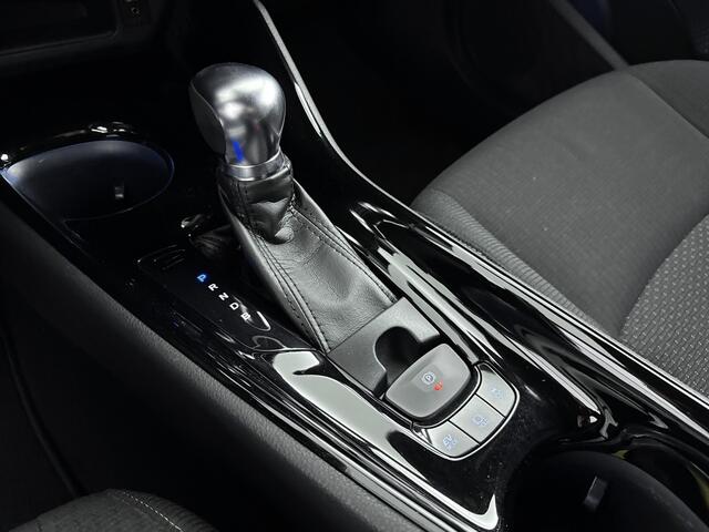 Toyota C-HR 1.8 Hybrid Dynamic Trekhaak Afneembaar | Incl Winterset | Lichtmetalen Velgen 18'' | Parkeersensoren Achter | Stoelverwarming | Navi |