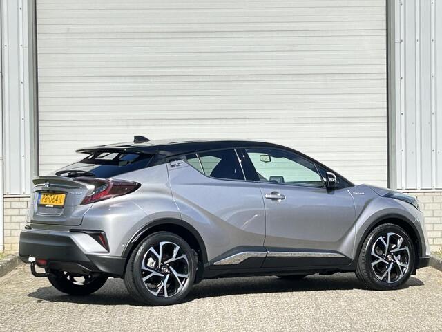 Toyota C-HR 1.8 Hybrid Bi-Tone Plus / JBL Audio / Trekhaak / Adaptief Cruise Control / Achteruitrijcamera / Climate Control / Navigatie / Parkeersensoren / 18'' LM Velgen /
