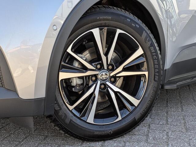 Toyota C-HR 1.8 Hybrid 140 First Edition | Treeplanken | Trekhaak | All-Season | 360 cam. | Dodehoek | Elek. achterklep | PDC V+A | Prisma-LED