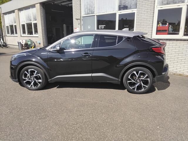 Toyota C-HR 2.0 Hybrid First Edition two tone