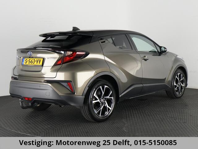 Toyota C-HR 1.8 HYBRID BI-TONE LUXERY LINE GARANTIE 5-2032 TREKHAAK. 4 SEIZOENEN BANDEN.NAVIGATIE. STUUR EN STOELVERWARMING. HALF LEDER