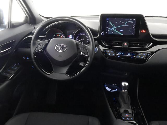 Toyota C-HR 1.8 HYBRID BI-TONE LUXERY LINE GARANTIE 5-2032 TREKHAAK. 4 SEIZOENEN BANDEN.NAVIGATIE. STUUR EN STOELVERWARMING. HALF LEDER