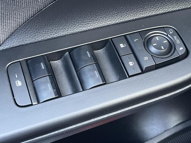 Toyota C-HR 1.8 Hybrid 140 Dynamic | Navigatie | Parkeersensoren | Carplay | Adaptive cruise control |