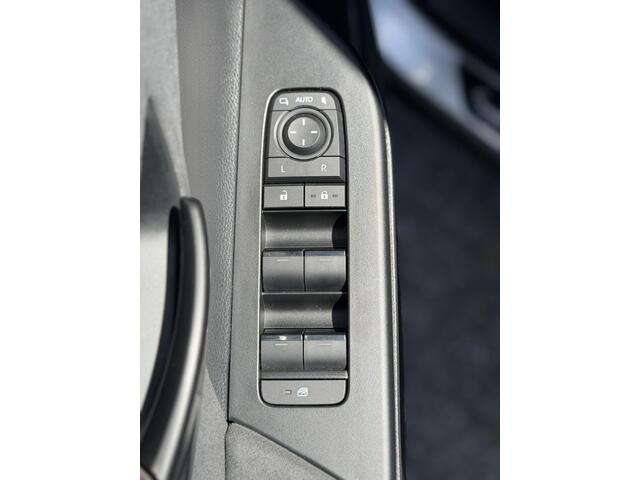 Toyota C-HR 2.0 Plug-in Hybrid 220 Executive