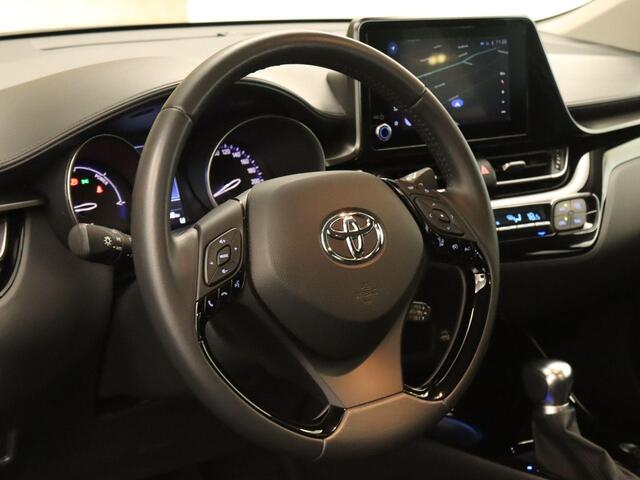 Toyota C-HR 1.8 Hybrid Dynamic - ORIGINEEL NEDERLANDSE AUTO - CRUISE CONTROL ADAPTIEF - APPLE CARPLAY/ANDROID AUTO - DODEHOEKDETECTIE - NAVIGATIE FULL MAP - KEYLESS ENTRY/START - LICHTMETALEN VELGEN 18 INCH - PARKEERSENSOREN VOOR + ACHTER