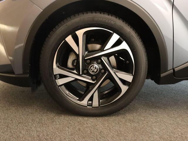 Toyota C-HR 1.8 Hybrid Dynamic - ORIGINEEL NEDERLANDSE AUTO - CRUISE CONTROL ADAPTIEF - APPLE CARPLAY/ANDROID AUTO - DODEHOEKDETECTIE - NAVIGATIE FULL MAP - KEYLESS ENTRY/START - LICHTMETALEN VELGEN 18 INCH - PARKEERSENSOREN VOOR + ACHTER