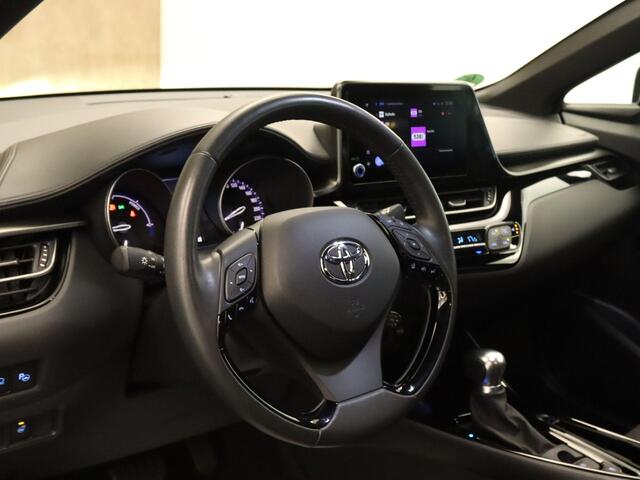 Toyota C-HR 1.8 Hybrid Style - NAVIGATIE - PARKEERASSISTENT - STOELVERWARMING - STUURVERWARMING - PARKEERSENSOREN VOOR/ ACHTER - KEYLESS ENTRY/ START - DODEHOEK DETECTIE - 18 INCH LICHT METALEN VELGEN - CAMERA