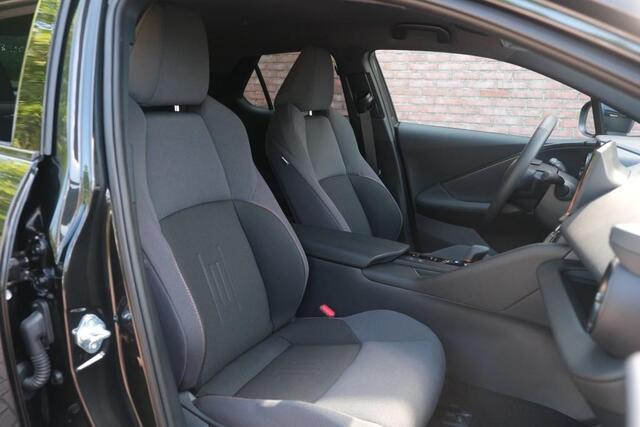 Toyota C-HR 2.0 Plug-in Hybrid 220pk Dynamic | Navi | App Connect | Climate | Adaptive Cruise | Camera | Keyless | Dodehoek | Winter Pakket