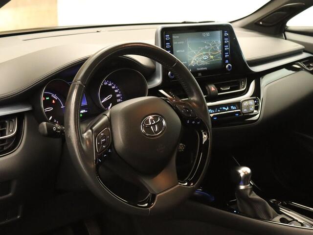 Toyota C-HR 2.0 Hybrid Dynamic - ORIGINEEL NEDERLANDSE AUTO - AFNEEMBARE 13 POLIGE TREKHAAK - TREKGEWICHT 725 KG - JBL AUDIO - TREEPLANKEN - APPLE CARPLAY/ ANDROID AUTO - VOORSTOELEN VERWARMD - PARKEERSENSOREN VOOR/ ACHTER - NAVIGATIE
