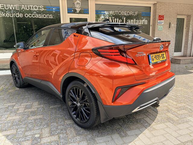 Toyota C-HR 2.0 Hybrid Launch Edition 32.000 K.M. Two Tone/Lederen bekl./Cruise contr. adapt./Dode hoek detect./Elektr. verstb. stoel/Autom. airco/JBL Audio Premium/Verw. inklpb. buitensp./Navigatie full Map/ Keyless entry+Start/LM 18 Inch
