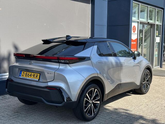 Toyota C-HR 1.8 Hybrid 140 PK Executive | Meest Complete Uitvoering | Origineel NL- Auto met slechts 18.800 KM | Next Gen. Pack | Panoramadak | Navigatie | JBL Audio | Elektrische Kofferklep | Head Up Display | LED Verlichting | Elektrische Stoel Verstelling met Gehe