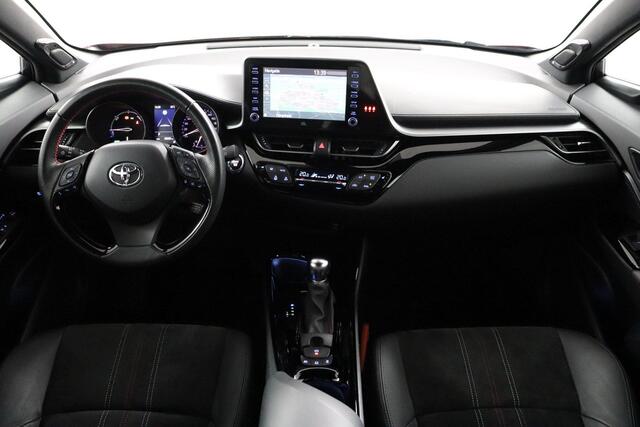 Toyota C-HR 2.0 Hybrid GR-Sport | Trekhaak | Elektrische Voorstoel | Parkeersensoren | Apple Carplay/Android Auto | 4Seizoenenbanden | Stoelverwarming |