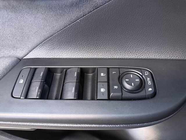 Toyota C-HR 2.0 Plug-in Hybrid 220 Executive