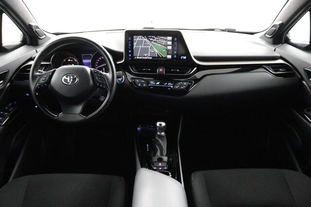 Toyota C-HR 1.8 Hybrid Style Ultimate | dodehoek detectie | Stuur en stoel verwarming | Navigatie | JBL | Trekhaak |